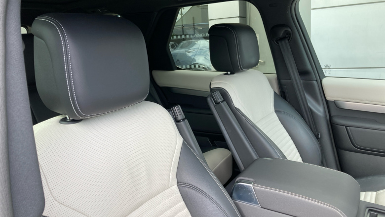 Land Rover Discovery 3.0 D300 R-Dynamic SE 5dr Auto Diesel Station Wagon